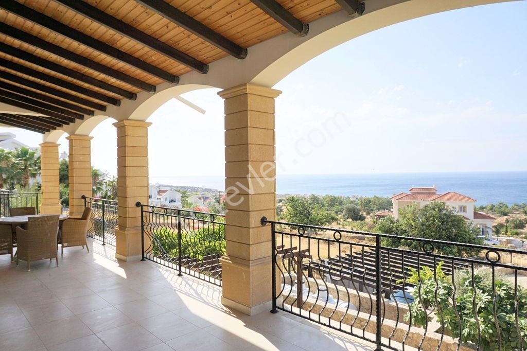 Elevated Resale Villa with Stunning Views * PRIVATE SWIMMING POOL 