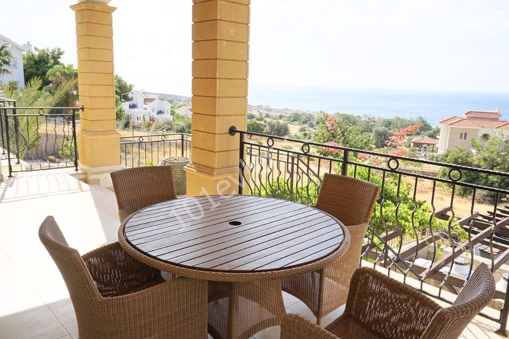 Elevated Resale Villa with Stunning Views * PRIVATE SWIMMING POOL 