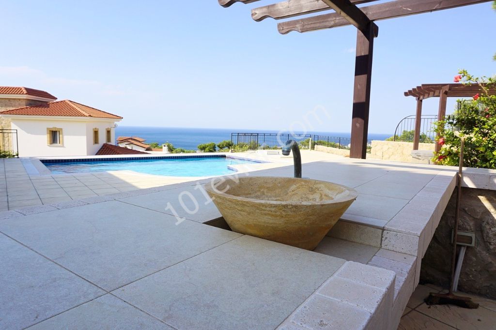 Elevated Resale Villa with Stunning Views * PRIVATE SWIMMING POOL 