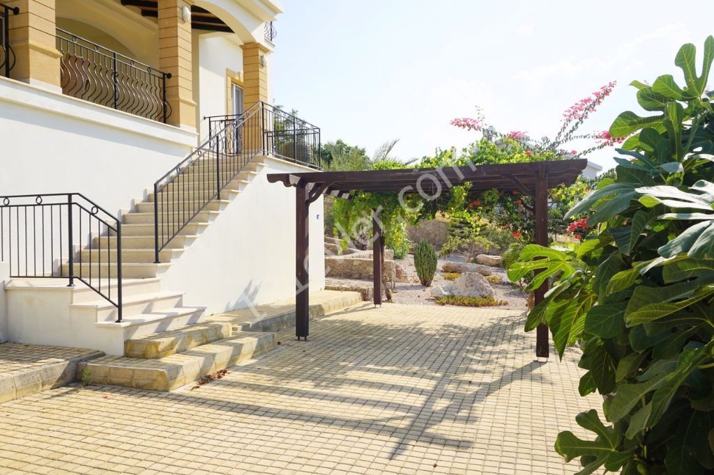 Elevated Resale Villa with Stunning Views * PRIVATE SWIMMING POOL 