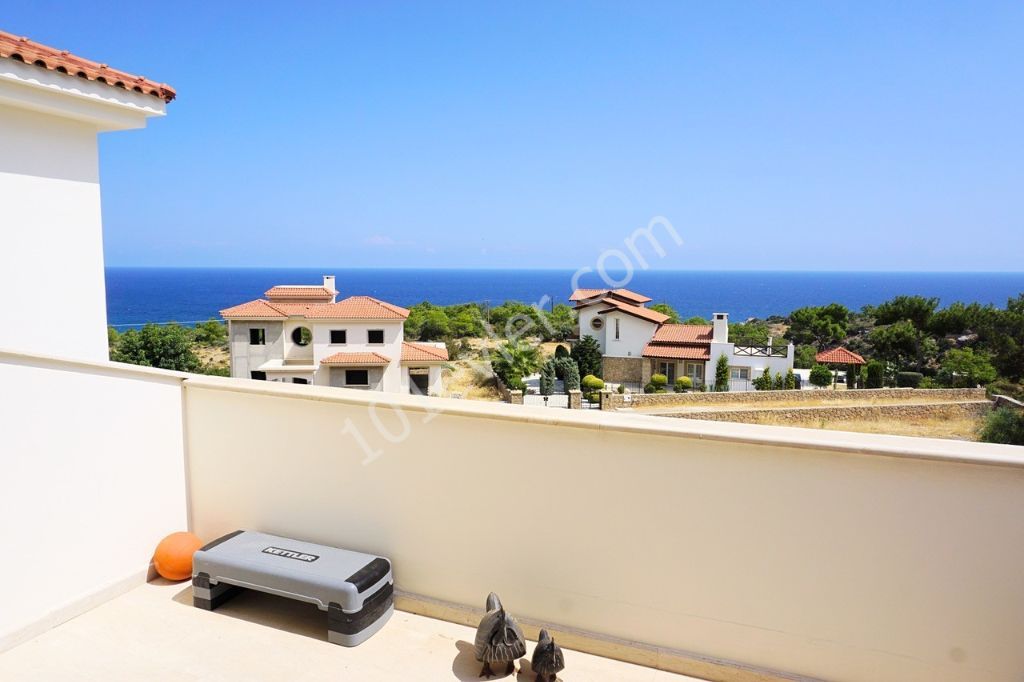 Stunning 3 Bed Resale Villa with Private Swimming Pool Overlooking Sea 