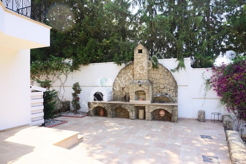 Resale Villa with Extensive Gardens, Annex and Private Pool