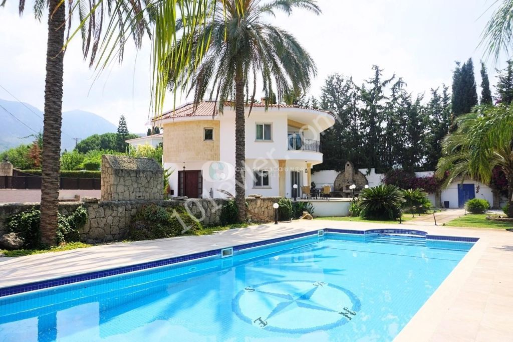 Resale Villa with Extensive Gardens, Annex and Private Pool