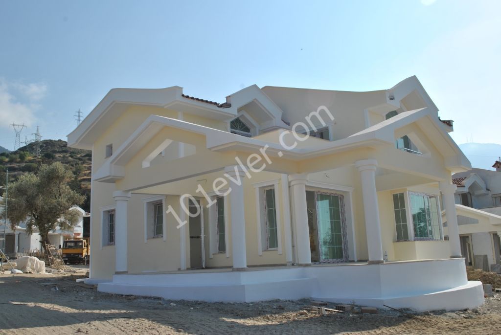 Lovely 3 Bed Twin Villas in Prime Location 