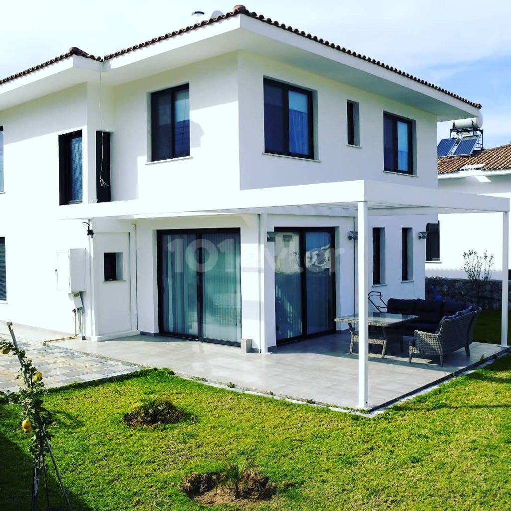 Girne Alsancak\Yeşiltepe’de Satılık özel Havuzlu,Dağ ve Deniz Manzaralı 4+1  Lüks Villa