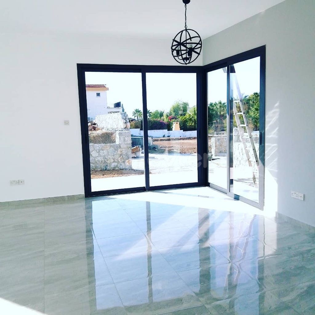 Girne Alsancak\Yeşiltepe’de Satılık özel Havuzlu,Dağ ve Deniz Manzaralı 4+1  Lüks Villa