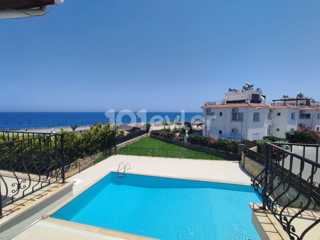 Villa Mit Pool Am Meer Zum Verkauf In Kyrenia Lapta ** 