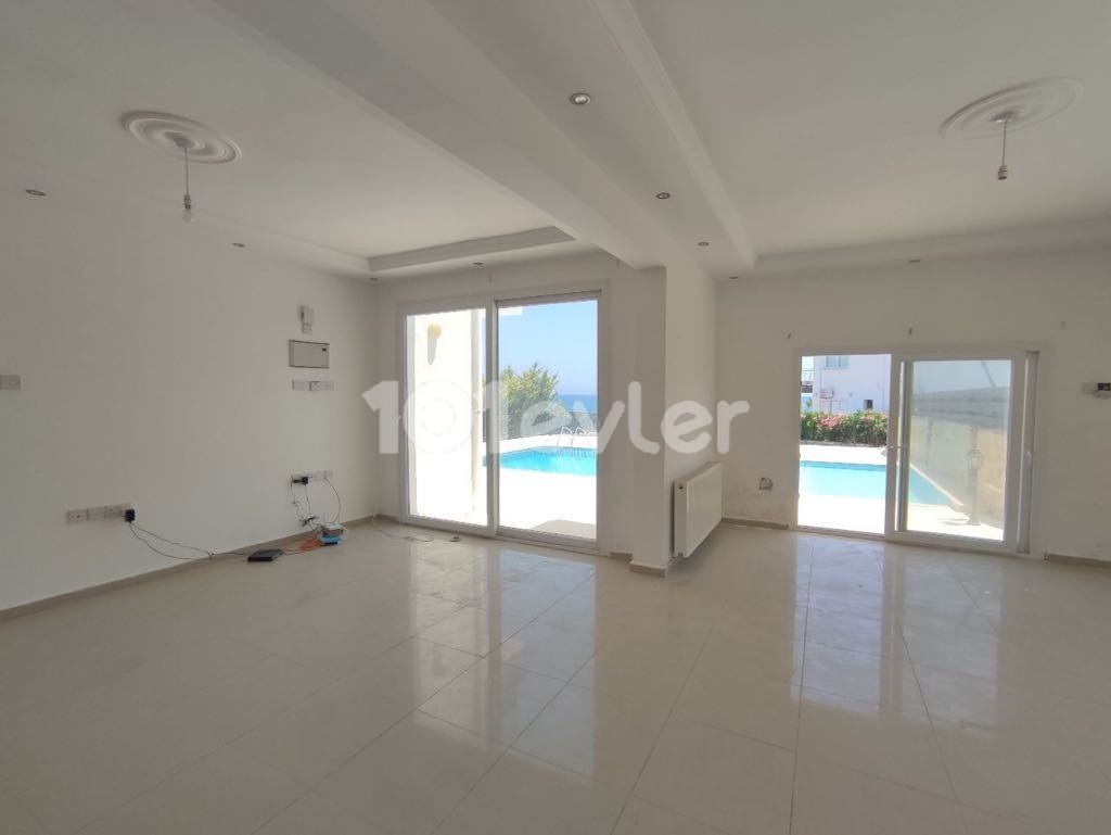 Villa Mit Pool Am Meer Zum Verkauf In Kyrenia Lapta ** 