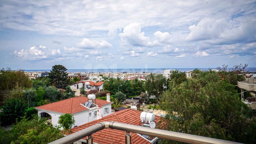 Girne Alsancak Bölgesinde Süper Lüks Eşyalı Havuzlu Çatı Terası