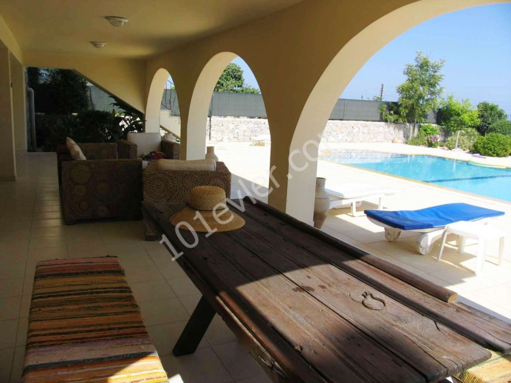 4 BEDROOM VILLA WITH PRIVATE SWIMMING AND INDIVIDUAL DEED