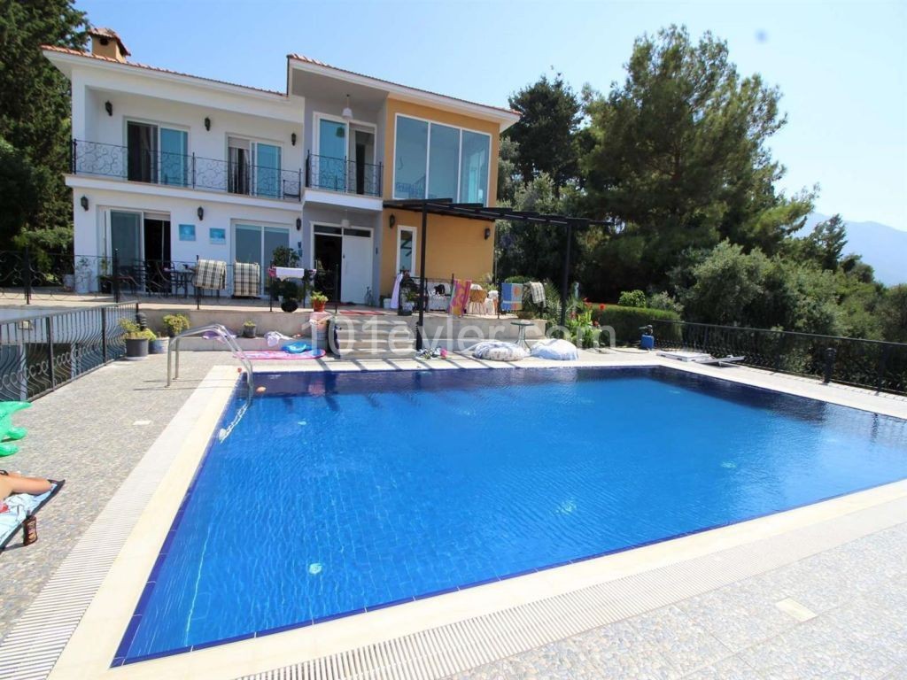 3 Bed Family Home with Pool