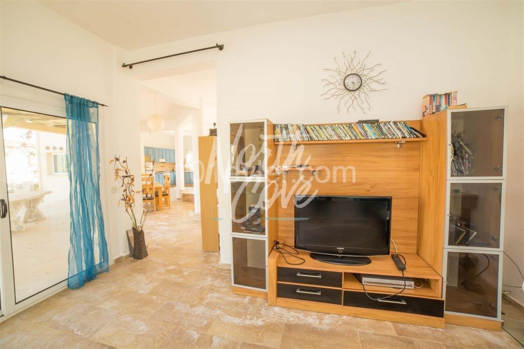 Well-located 4 bedroom sea-view villa