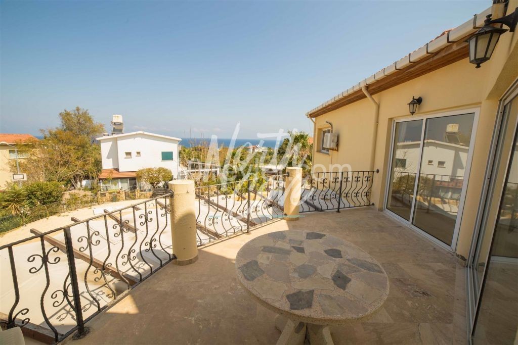 Well-located 4 bedroom sea-view villa