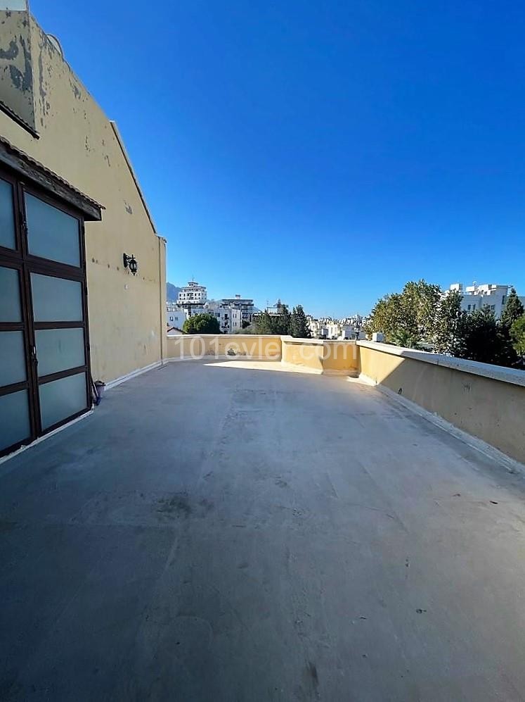 Well-positioned 2 bedroom penthouse apartment