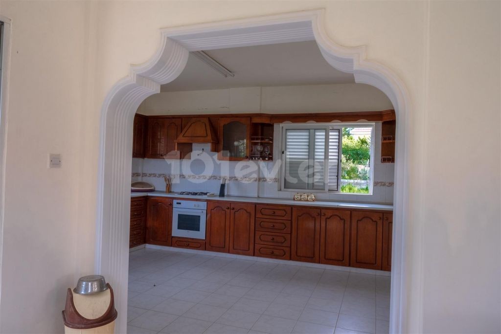 Well-positioned 4 bedroom family home