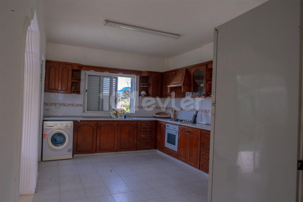 Well-positioned 4 bedroom family home