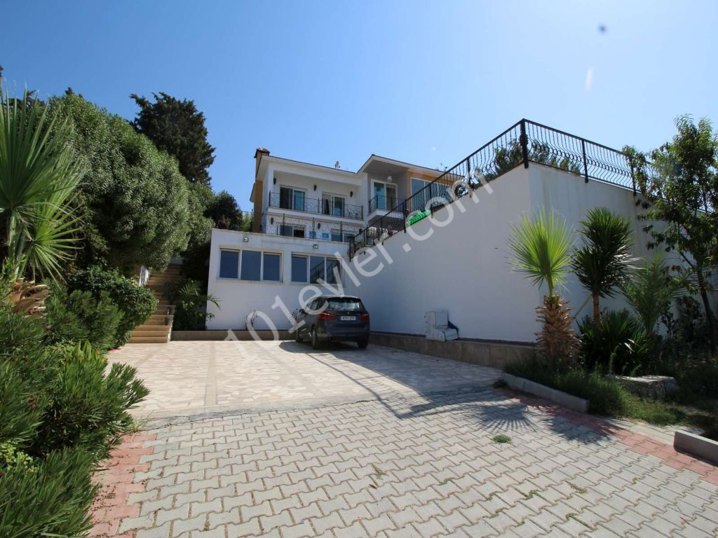 325M2 VILLA WITH AMAZING VIEWS  