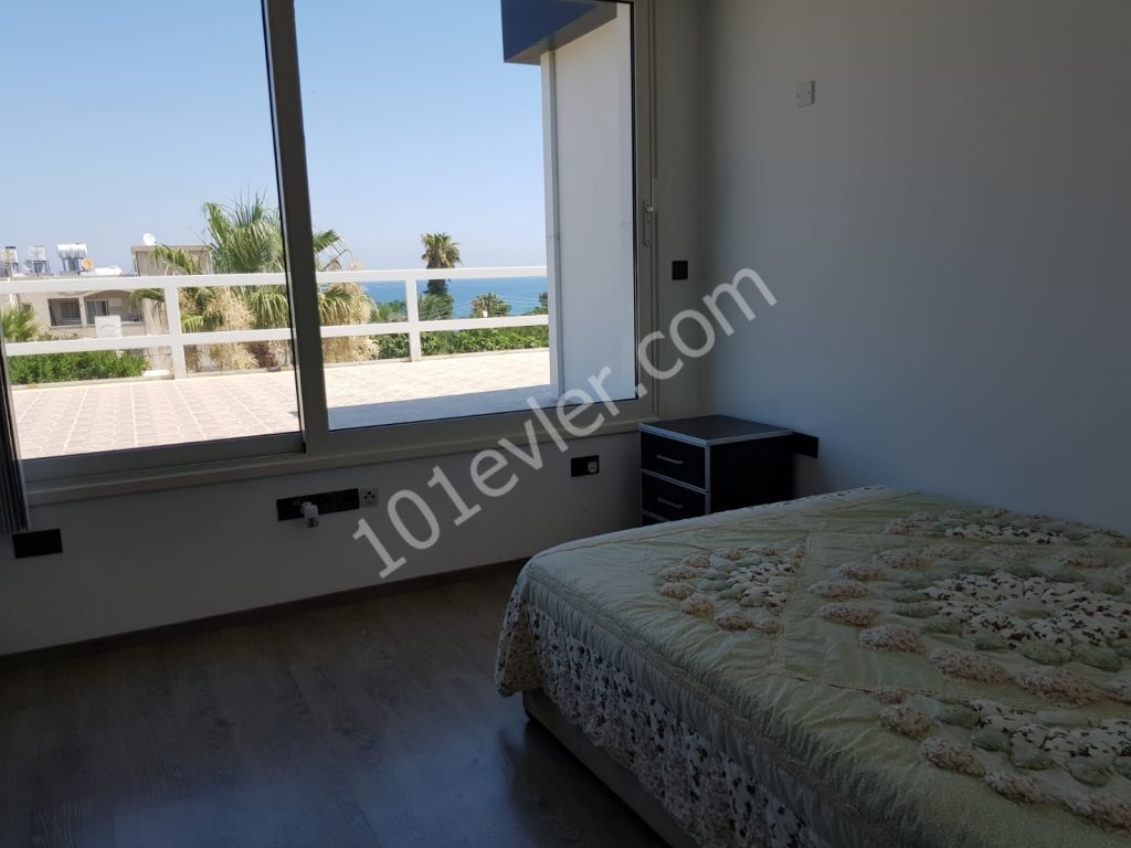 Karaoğlanoğlu Girne deniz manzaralı (30 m denize) 420 m2 3+2 ... 2676 m2  bahçesiyle modern villa