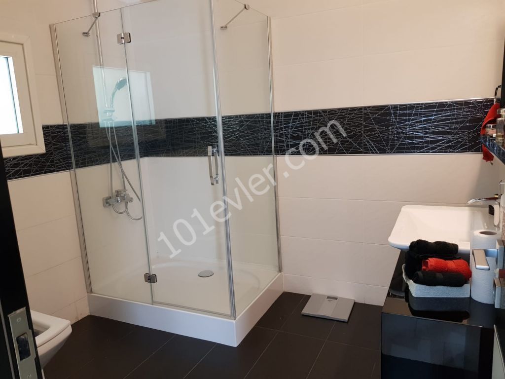 Karaoğlanoğlu Girne deniz manzaralı (30 m denize) 420 m2 3+2 ... 2676 m2  bahçesiyle modern villa