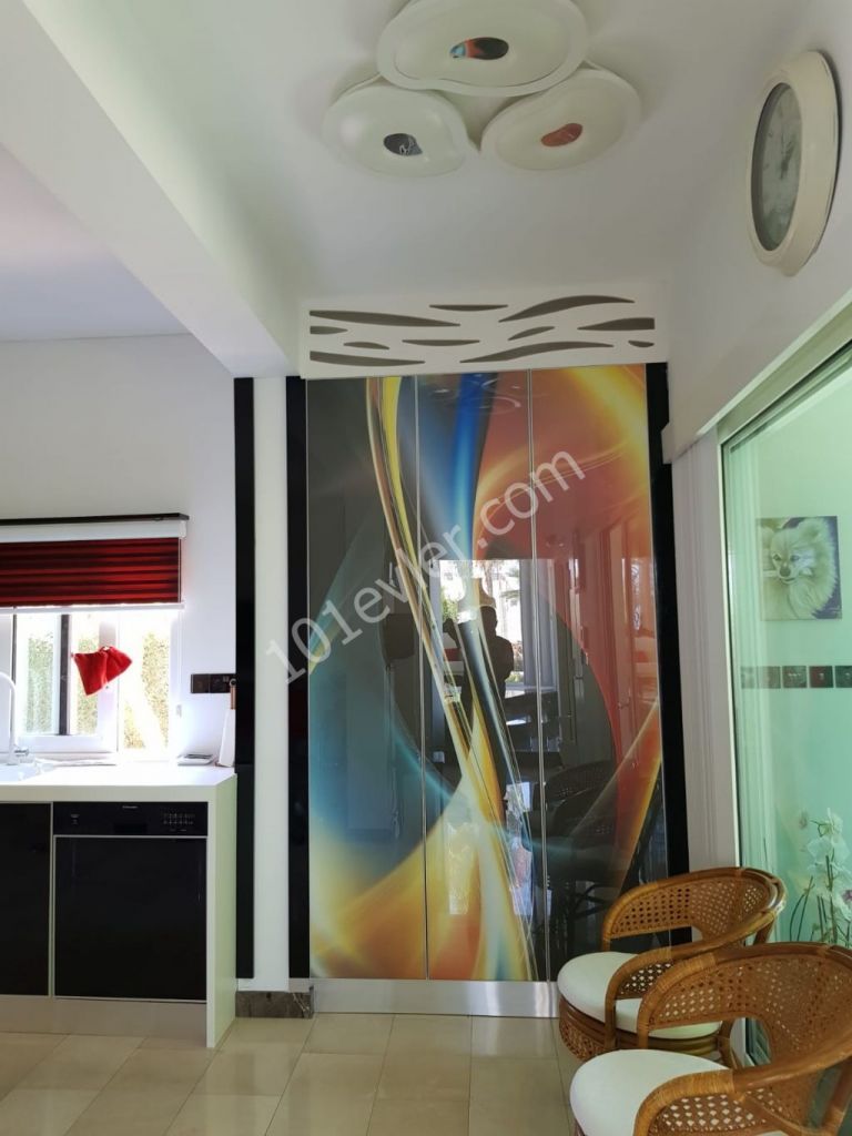 Karaoğlanoğlu Girne deniz manzaralı (30 m denize) 420 m2 3+2 ... 2676 m2  bahçesiyle modern villa