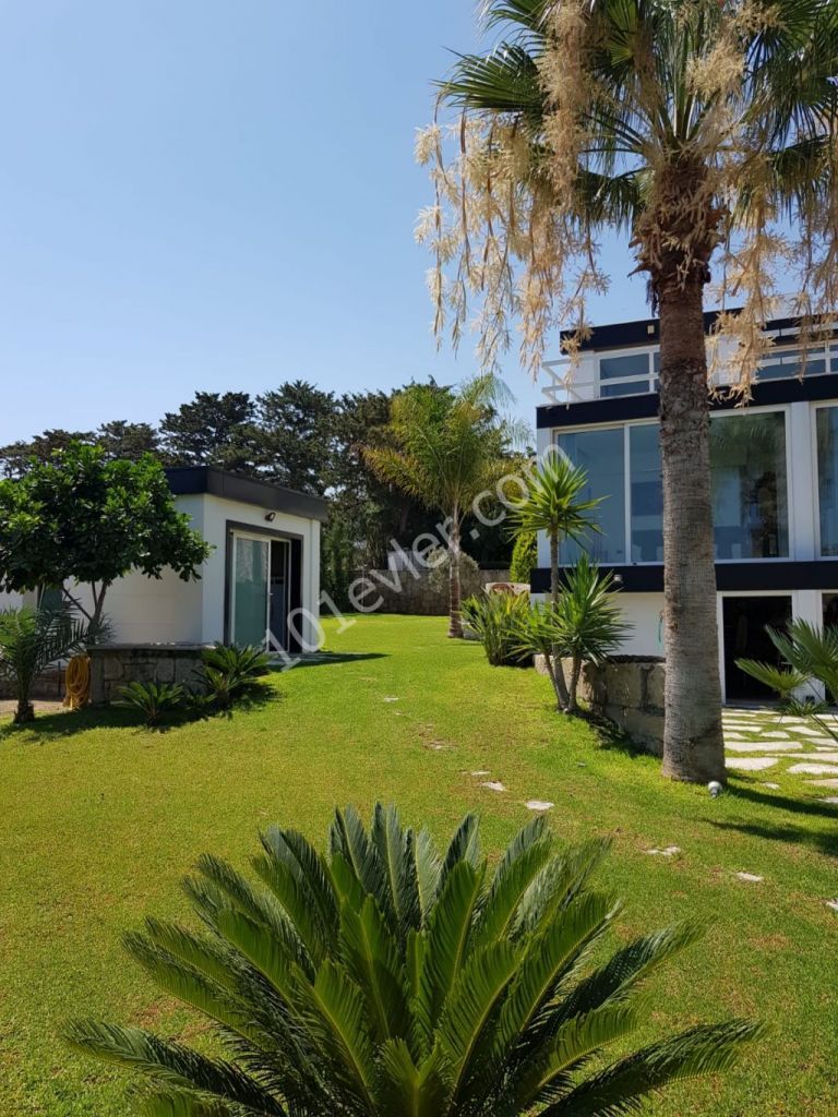 Karaoğlanoğlu Girne deniz manzaralı (30 m denize) 420 m2 3+2 ... 2676 m2  bahçesiyle modern villa