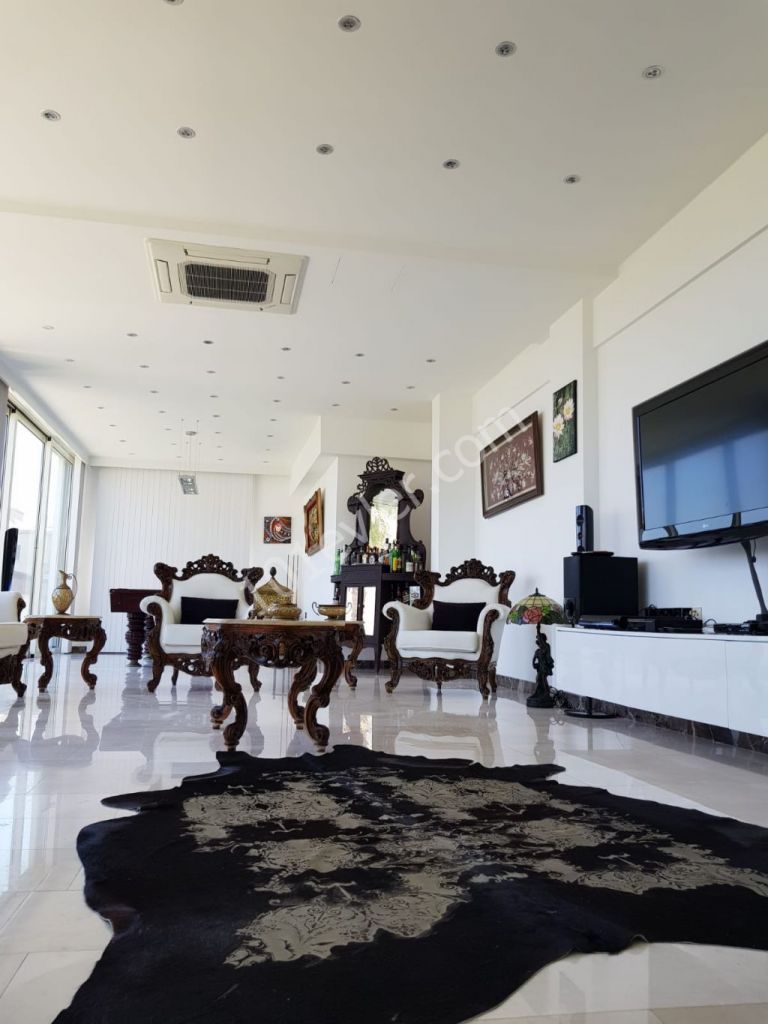 Karaoğlanoğlu Girne deniz manzaralı (30 m denize) 420 m2 3+2 ... 2676 m2  bahçesiyle modern villa