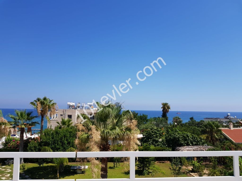 420m2 3 bedroom 2 longue,1 guest house extra in garden...Privet pool(4x8m) and 2700m2 garden....30meter to beach only...Avilable  long term now 