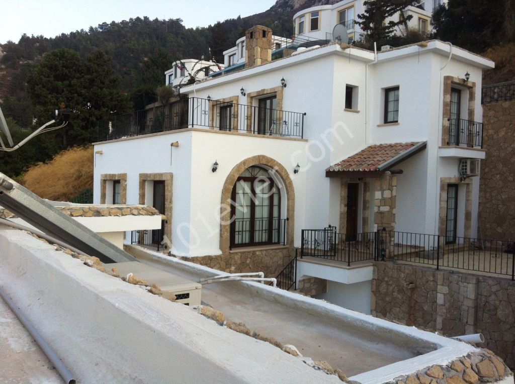 Girne Bellapis   ortak havuzlu sitede full eşyalı kiralık villa ( 2 deposit 1 kira 1komisyon olarak)