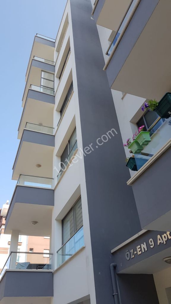 Girne Akçiçek Hastahanesi ve Eziç Penuts yanı.0.....135m2 on full eşyalı,inverter klimalı. 3+1 kiralık lüks daire( ebeveyn banyo tuvaletli) 2 deposit,1 kira 1komisyon. 1 kira 1 komisyon.