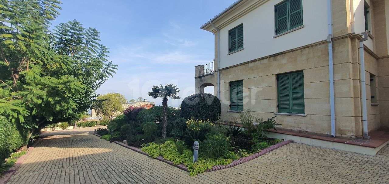 Chatalköy ist 950m2 mit herrlichem Berg-und Meerblick. 5 Schlafzimmer 3,5 Hektar mit Swimmingpool in dieser wunderschönen villa, deren Aussicht nie geschlossen ist ** 