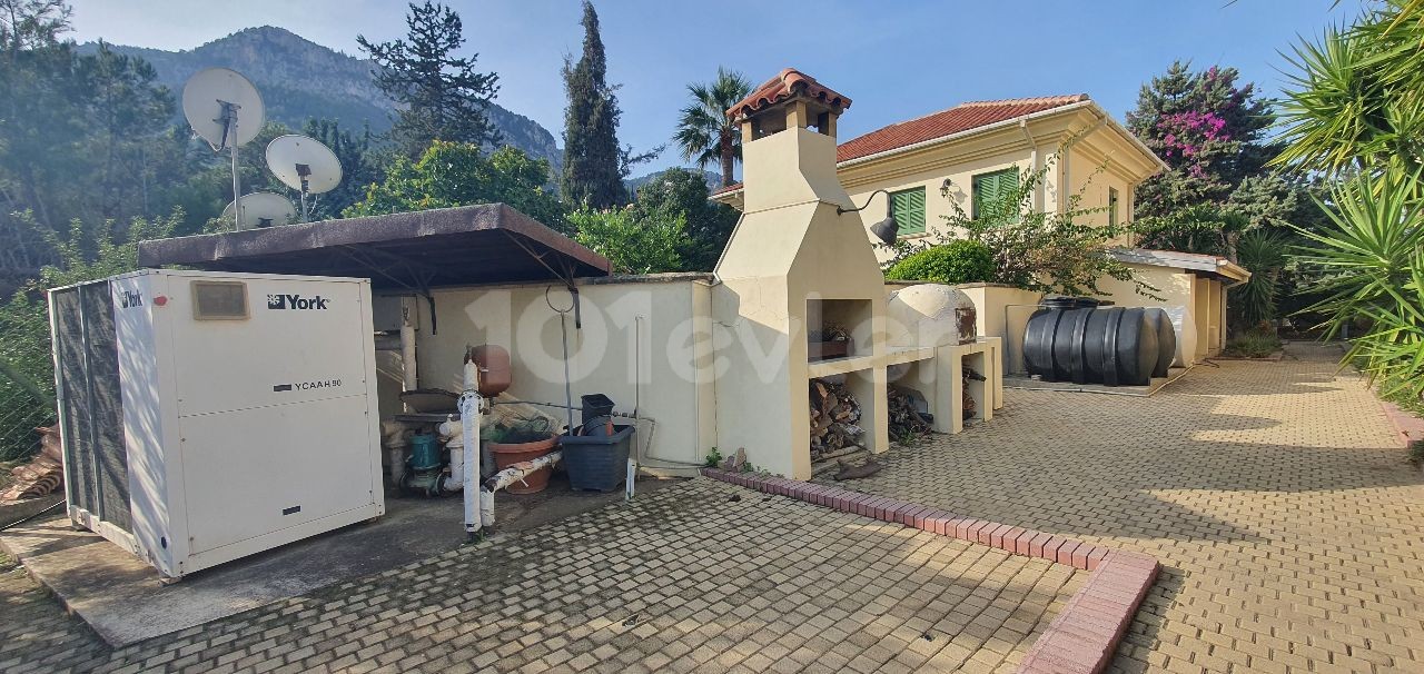 950m2 with magnificent mountain and sea views in Çatalköy. this magnificent villa with 5 bedrooms and a swimming pool in 3.5 acres of land, the view of which is never closed ** 