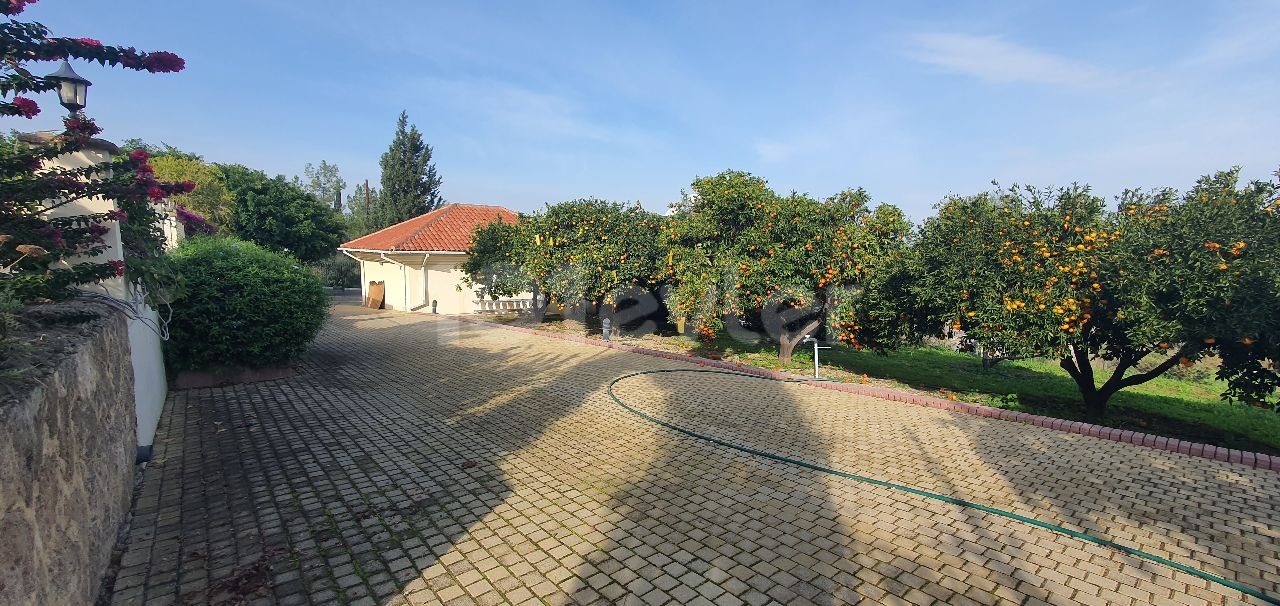 Chatalköy ist 950m2 mit herrlichem Berg-und Meerblick. 5 Schlafzimmer 3,5 Hektar mit Swimmingpool in dieser wunderschönen villa, deren Aussicht nie geschlossen ist ** 