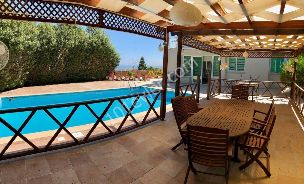 Girne Bellapais  muhteşem manzaralı 5+1 Ful deniz ve dağ manzaralı villa 