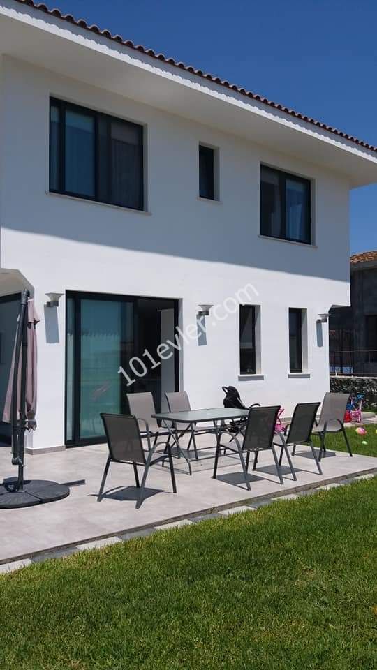 There are 3 +1 Cobs with a garden of 1000 m2 made of special construction (heating cooling) sheathing in Alsancak, 280,000 GBP Equivalent to 4+1 320,000 GBP, including a pool... MOVE NOW ** 