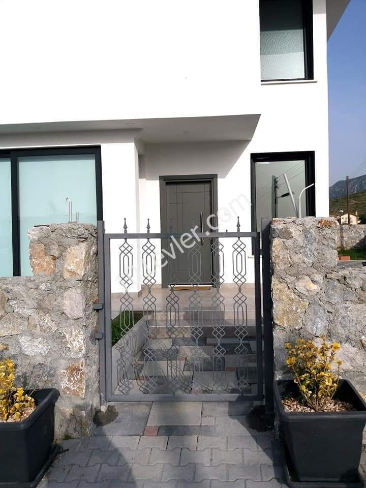 There are 3 +1 Cobs with a garden of 1000 m2 made of special construction (heating cooling) sheathing in Alsancak, 280,000 GBP Equivalent to 4+1 320,000 GBP, including a pool... MOVE NOW ** 