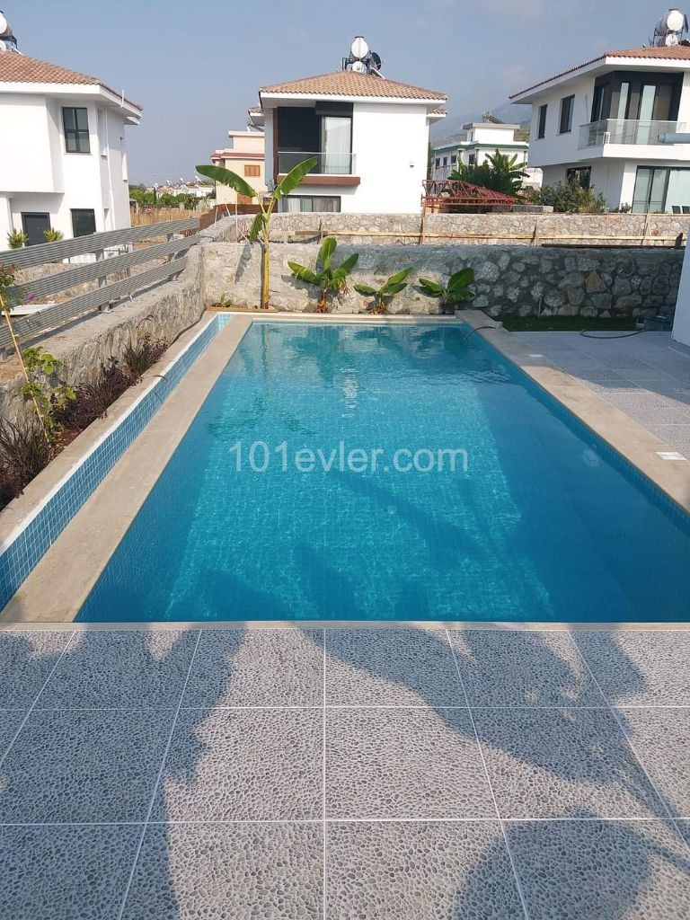 There are 3 +1 Cobs with a garden of 1000 m2 made of special construction (heating cooling) sheathing in Alsancak, 280,000 GBP Equivalent to 4+1 320,000 GBP, including a pool... MOVE NOW ** 