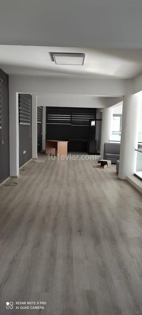 Girne işlek ana cadde uzeri triplex  450m2 komple dükyan.Ofis,Banka, Sağlık merkezi olmaya elverişli, Park sorunu yok...