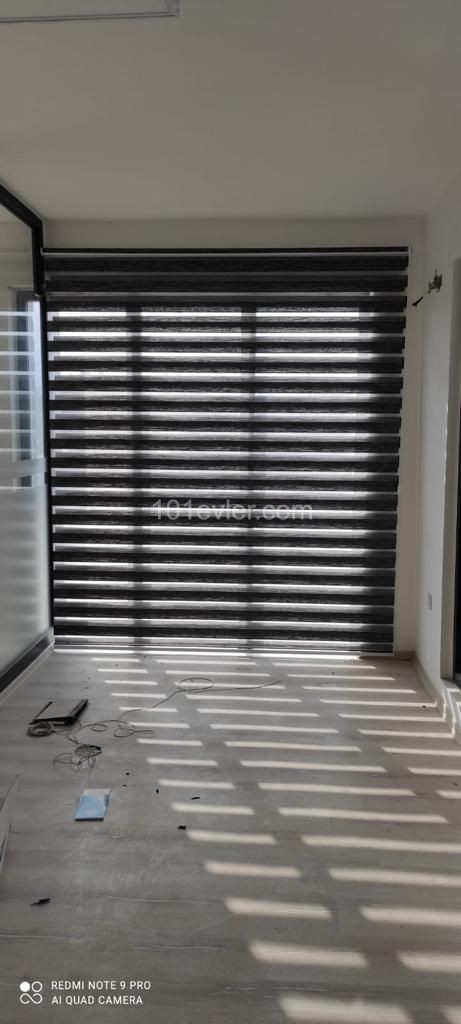 Girne işlek ana cadde uzeri triplex  450m2 komple dükyan.Ofis,Banka, Sağlık merkezi olmaya elverişli, Park sorunu yok...