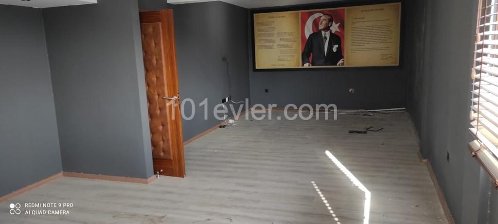 Girne işlek ana cadde uzeri triplex  450m2 komple dükyan.Ofis,Banka, Sağlık merkezi olmaya elverişli, Park sorunu yok...