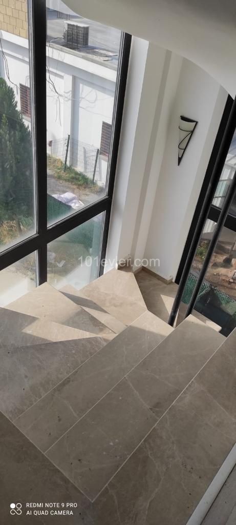 Girne işlek ana cadde uzeri triplex  450m2 komple dükyan.Ofis,Banka, Sağlık merkezi olmaya elverişli, Park sorunu yok...