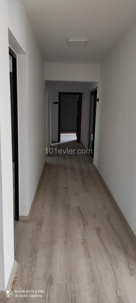 Girne işlek ana cadde uzeri triplex  450m2 komple dükyan.Ofis,Banka, Sağlık merkezi olmaya elverişli, Park sorunu yok...