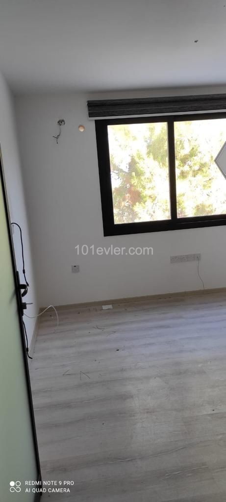 Triple Llogara auf der belebten Hauptstraße von Kyrenia 450m2 komplett dukyan.Büro, Bank, Gesundheitszentrum, kein Parkproblem... ** 