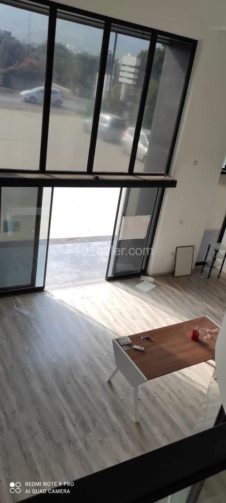 Girne işlek ana cadde uzeri triplex  450m2 komple dükyan.Ofis,Banka, Sağlık merkezi olmaya elverişli, Park sorunu yok...