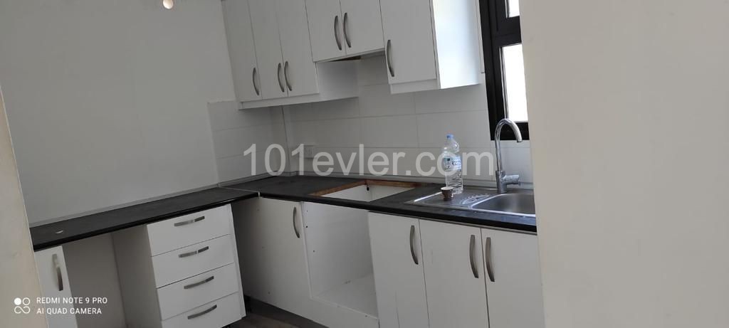 Girne işlek ana cadde uzeri triplex  450m2 komple dükyan.Ofis,Banka, Sağlık merkezi olmaya elverişli, Park sorunu yok...