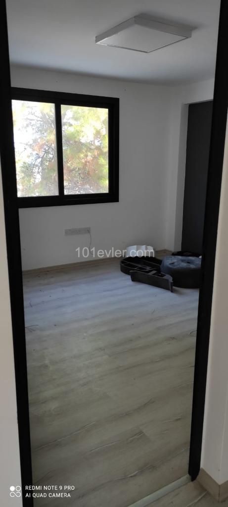 Girne işlek ana cadde uzeri triplex  450m2 komple dükyan.Ofis,Banka, Sağlık merkezi olmaya elverişli, Park sorunu yok...