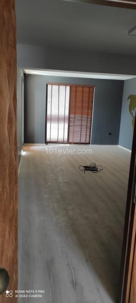 Girne işlek ana cadde uzeri triplex  450m2 komple dükyan.Ofis,Banka, Sağlık merkezi olmaya elverişli, Park sorunu yok...