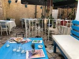 Girne antik yat limanına 50 metre mesafede......Hava parası YOK,A dan Z ye tüm mefruşatıyle ,hemen işe başlamak için hazır Cafe,bar,restorant.