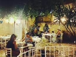 Girne antik yat limanına 50 metre mesafede......Hava parası YOK,A dan Z ye tüm mefruşatıyle ,hemen işe başlamak için hazır Cafe,bar,restorant.