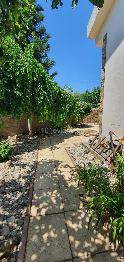 Girne Zeytinlik'te satılık 4+1 200m2 eşyalı villa, eşdeğer koçan, problemsiz.