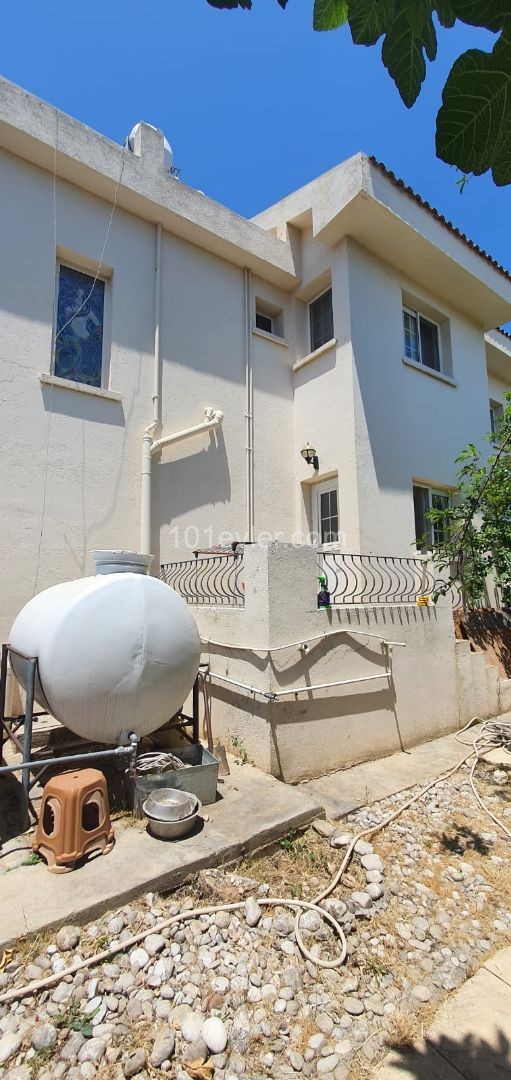 Girne Zeytinlik'te satılık 4+1 200m2 eşyalı villa, eşdeğer koçan, problemsiz.